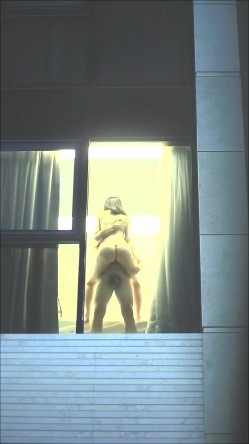 酒店偷拍会玩的情侣窗边打开窗帘打炮,被发现看到后还比中指,牛逼 截图14