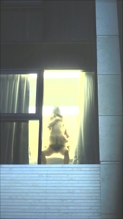酒店偷拍会玩的情侣窗边打开窗帘打炮,被发现看到后还比中指,牛逼 截图15