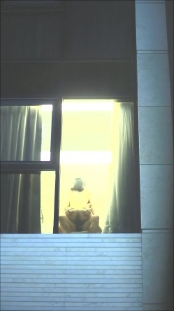 酒店偷拍会玩的情侣窗边打开窗帘打炮,被发现看到后还比中指,牛逼 截图16