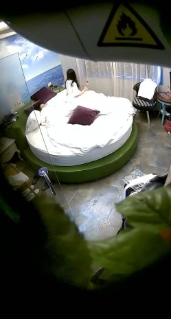 360酒店摄像头偷拍浪漫海景房两对大白天开房的年轻情侣女朋友颜值都不错说的四川话 截图2