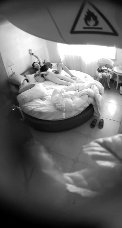 360酒店摄像头偷拍浪漫海景房两对大白天开房的年轻情侣女朋友颜值都不错说的四川话 截图11