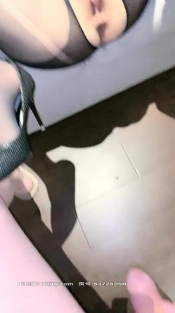 【Avove】系列合集，野战爱好者，带着炮友各地留精，最爱无毛肥逼包臀裙肉丝 截图15