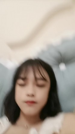 18超清纯萌萌哒美少女独自在家自慰，脱掉内裤超近距离特写，掰开粉穴毛毛浓密，假屌抽插高潮流出白浆 截图1