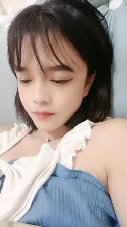 18超清纯萌萌哒美少女独自在家自慰，脱掉内裤超近距离特写，掰开粉穴毛毛浓密，假屌抽插高潮流出白浆 截图2
