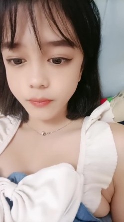 18超清纯萌萌哒美少女独自在家自慰，脱掉内裤超近距离特写，掰开粉穴毛毛浓密，假屌抽插高潮流出白浆 截图3