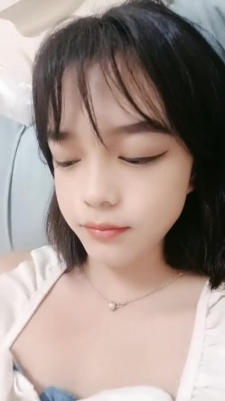 18超清纯萌萌哒美少女独自在家自慰，脱掉内裤超近距离特写，掰开粉穴毛毛浓密，假屌抽插高潮流出白浆 截图4