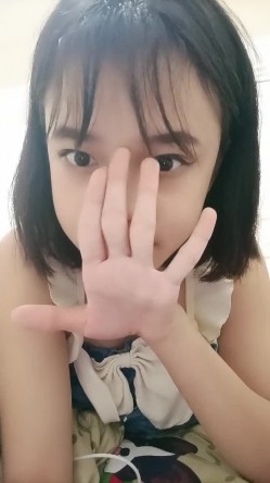 18超清纯萌萌哒美少女独自在家自慰，脱掉内裤超近距离特写，掰开粉穴毛毛浓密，假屌抽插高潮流出白浆 截图6