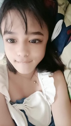 18超清纯萌萌哒美少女独自在家自慰，脱掉内裤超近距离特写，掰开粉穴毛毛浓密，假屌抽插高潮流出白浆 截图7