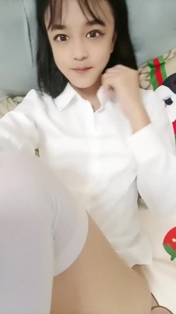 18超清纯萌萌哒美少女独自在家自慰，脱掉内裤超近距离特写，掰开粉穴毛毛浓密，假屌抽插高潮流出白浆 截图8