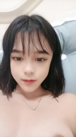 18超清纯萌萌哒美少女独自在家自慰，脱掉内裤超近距离特写，掰开粉穴毛毛浓密，假屌抽插高潮流出白浆 截图16