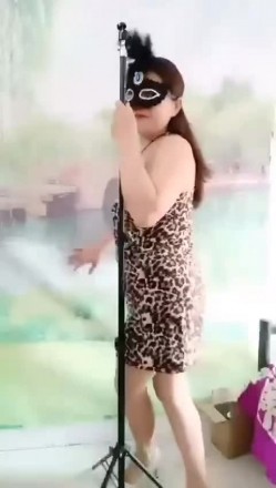 抖音熟女【俊姐】道具自慰，艳舞诱惑，淫语大尺度掰逼 截图7