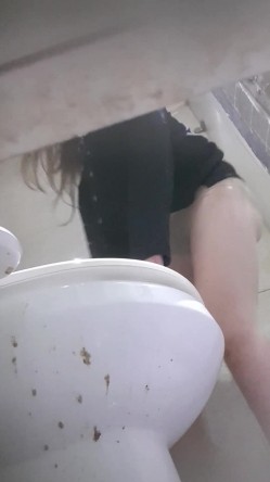 高手潜入夜店躲藏女厕障碍物做掩护现场实拍各种丝袜蕾丝内裤大长腿美眉方便气质不输明星美女先吐后尿 截图9