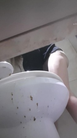 高手潜入夜店躲藏女厕障碍物做掩护现场实拍各种丝袜蕾丝内裤大长腿美眉方便气质不输明星美女先吐后尿 截图11