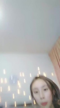 瘦弱妹子夫妻秀，还有闺蜜在场观战，女上位，后入，一顿猛操，无套内射，特写逼逼 截图16