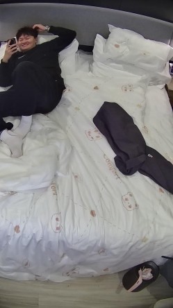 酒店偷拍 假期连续3天入住学生情侣可爱甜妹萌妹子用足交换男友跳蛋安慰她小穴 截图1