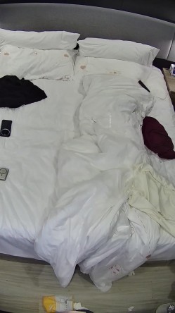酒店偷拍 假期连续3天入住学生情侣可爱甜妹萌妹子用足交换男友跳蛋安慰她小穴 截图3