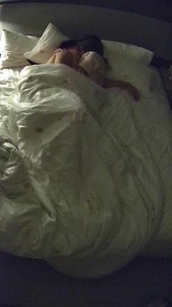 酒店偷拍 假期连续3天入住学生情侣可爱甜妹萌妹子用足交换男友跳蛋安慰她小穴 截图6