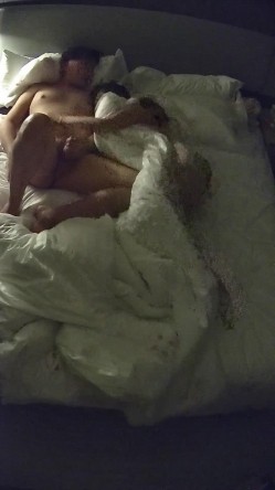 酒店偷拍 假期连续3天入住学生情侣可爱甜妹萌妹子用足交换男友跳蛋安慰她小穴 截图7