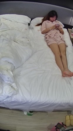 酒店偷拍 假期连续3天入住学生情侣可爱甜妹萌妹子用足交换男友跳蛋安慰她小穴 截图8