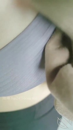 乱伦大神【嫂子的致命诱惑】，哥哥在沙发上睡着了帮嫂子挤奶顺便让嫂子给我口真刺激 截图16