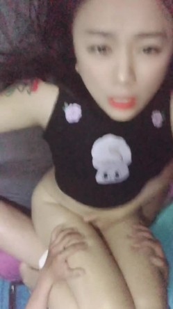 野外露营的那些隐私，名贵少妇，气质人妻，帐篷外风唿唿滴，里面激情战火燃烧，淫声不断，翻云覆雨后口爆，美滋滋！ 截图4