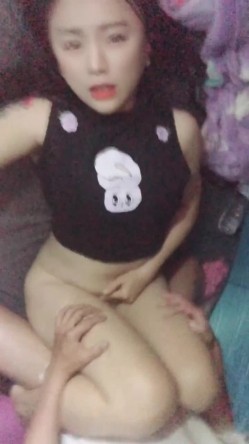 野外露营的那些隐私，名贵少妇，气质人妻，帐篷外风唿唿滴，里面激情战火燃烧，淫声不断，翻云覆雨后口爆，美滋滋！ 截图5