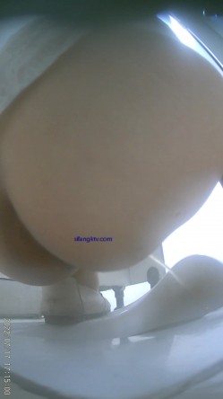 热闹商场女厕偸拍超多小姐姐方便，看脸看逼半蹲式撅个大腚看双洞妹子穿个短裤还穿个肉丝开裆真骚 截图4