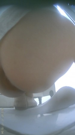 热闹商场女厕偸拍超多小姐姐方便，看脸看逼半蹲式撅个大腚看双洞妹子穿个短裤还穿个肉丝开裆真骚 截图5