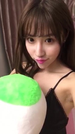 精美尤物--何冉大尺度[体育场的直穿少女]无水印高清视频套图 截图4