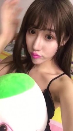 精美尤物--何冉大尺度[体育场的直穿少女]无水印高清视频套图 截图5