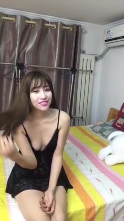 精美尤物--何冉大尺度[体育场的直穿少女]无水印高清视频套图 截图12