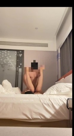 江西极品绿帽淫妻【长欢夫妻】最新线下活动福利，王八老公看着自己妻子被别的男人猛干 截图4
