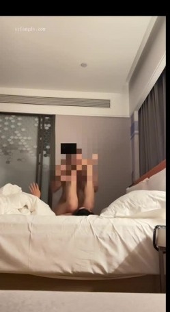 江西极品绿帽淫妻【长欢夫妻】最新线下活动福利，王八老公看着自己妻子被别的男人猛干 截图10