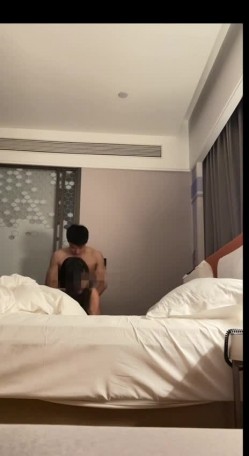 江西极品绿帽淫妻【长欢夫妻】最新线下活动福利，王八老公看着自己妻子被别的男人猛干 截图13