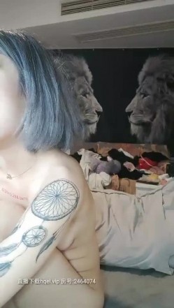 长相甜美高颜值短发萌妹多套情趣装自慰，掰穴揉搓近距离特写玻璃棒抽插，呻吟娇喘非常诱人 截图9