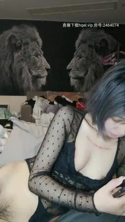 长相甜美高颜值短发萌妹多套情趣装自慰，掰穴揉搓近距离特写玻璃棒抽插，呻吟娇喘非常诱人 截图10