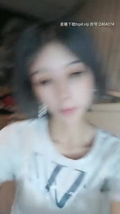 长相甜美高颜值短发萌妹多套情趣装自慰，掰穴揉搓近距离特写玻璃棒抽插，呻吟娇喘非常诱人 截图16