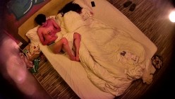 主题宾馆上帝视角真实偸拍，大学生情侣一丝不挂滚床单，好身材大波妹子老司机啊，口交足交全自动女上位 截图2