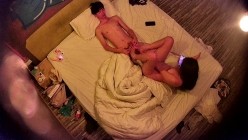 主题宾馆上帝视角真实偸拍，大学生情侣一丝不挂滚床单，好身材大波妹子老司机啊，口交足交全自动女上位 截图11