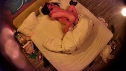 主题宾馆上帝视角真实偸拍，大学生情侣一丝不挂滚床单，好身材大波妹子老司机啊，口交足交全自动女上位 截图14