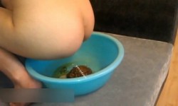 王者级老网红，极品厕奴【迷情诗儿】未流出视频，终极调教，黄金圣水自产自销，涂抹全身，不喜误入 截图8