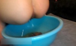 王者级老网红，极品厕奴【迷情诗儿】未流出视频，终极调教，黄金圣水自产自销，涂抹全身，不喜误入 截图9