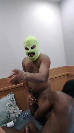 淫荡姐妹媚黑群交双飞，两个黑人同操一个少妇，把骚货爽的嗷嗷叫白浆直流 截图3
