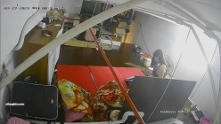 【极品稀缺 ️破解摄像头】极品服务员宿舍日常 ️小姐姐年轻美乳好坚挺 穿搭职业装制服很有气质 距离超近 高清1080P版 截图14