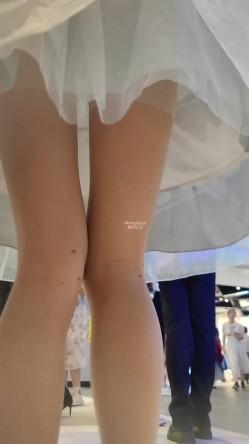 步行街拍抄底大神『KXCD』专挑年轻好看质量高的小姐姐 截图9