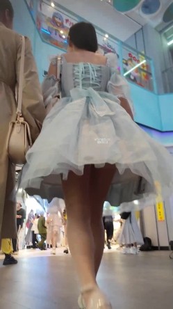 步行街拍抄底大神『KXCD』专挑年轻好看质量高的小姐姐 截图10