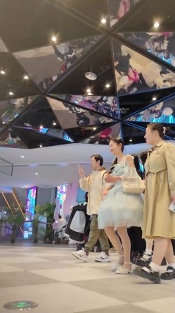 步行街拍抄底大神『KXCD』专挑年轻好看质量高的小姐姐 截图12