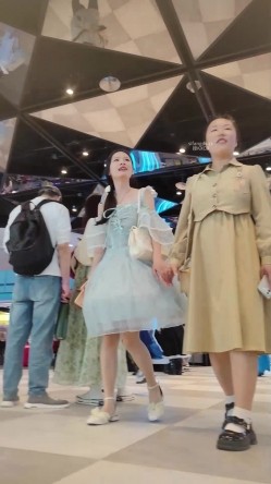 步行街拍抄底大神『KXCD』专挑年轻好看质量高的小姐姐 截图13