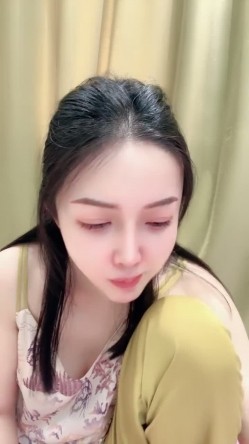 有身材，有曲线，爆乳完美，【初雪】脱光光，极品御姐肤白貌美，淫荡的液体缓缓流出 截图2