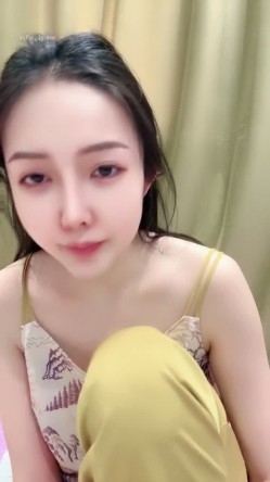 有身材，有曲线，爆乳完美，【初雪】脱光光，极品御姐肤白貌美，淫荡的液体缓缓流出 截图5